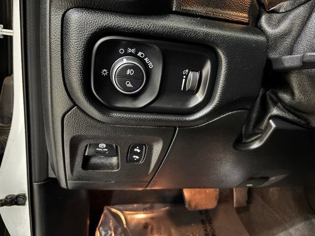 2020 RAM 1500 Big Horn Crew Cab 4x4 5'7" Box